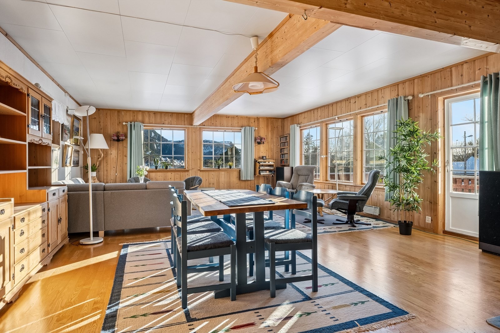 Luft til luft varmepumpen ble installert i 2013, og hadde siste service i 2024. Det ble også montert luft til luft varmepumpe i 2019 i utleid leilighet i 1. etasje. Galleribilde