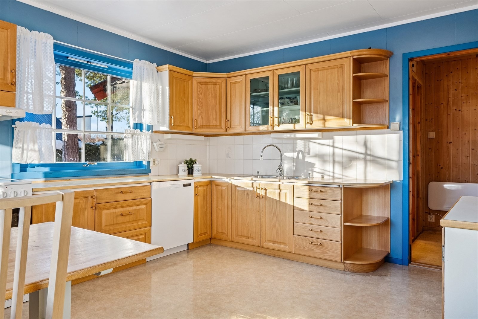 Her er det godt med skap og benkeplass. Det er mekanisk avtrekk over stekesonen. Galleribilde