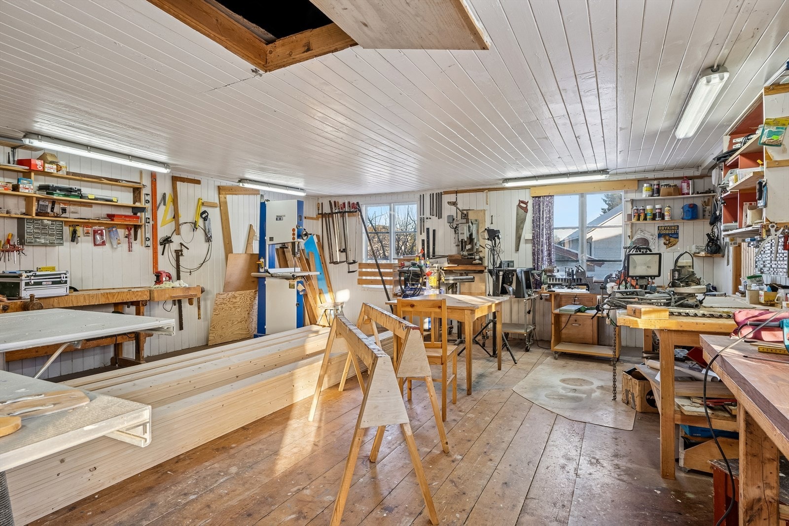 Her er det rikelig med plass å boltre seg på for den som ønsker å drive med snekring eller annet arbeid. Galleribilde