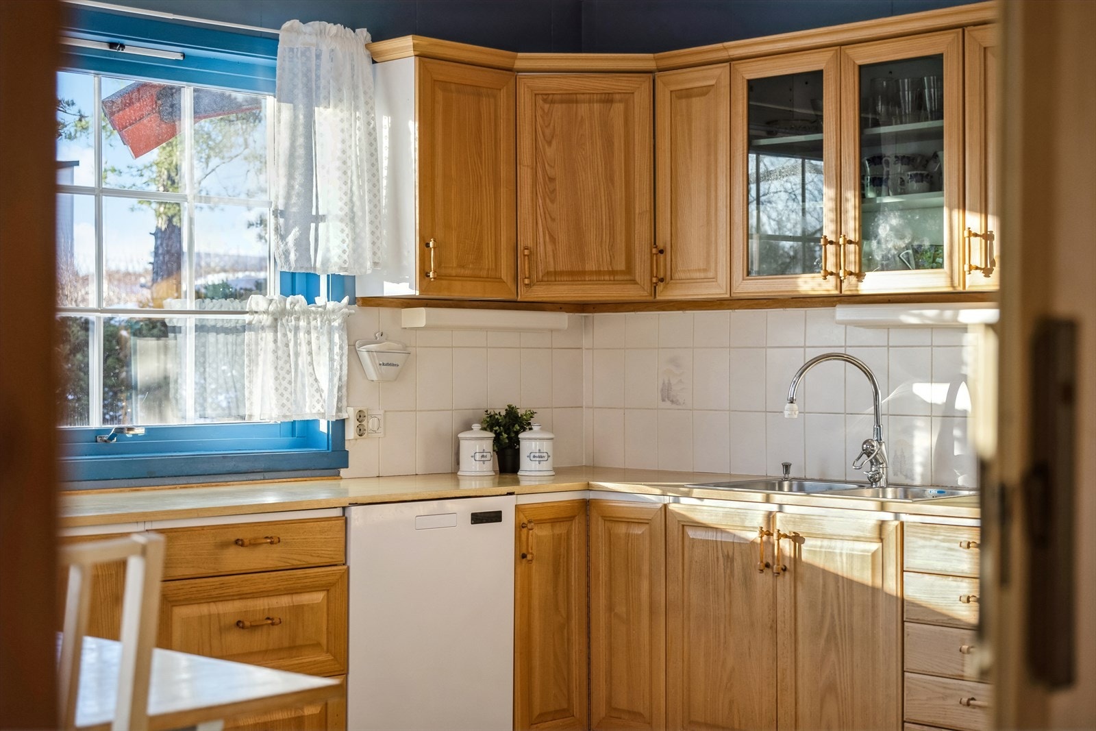 I tillegg til en romslig hoveddel som selger selv har bebodd, er det to utleide leiligheter med en samlet månedlig inntekt på kroner 14.100,-. Galleribilde