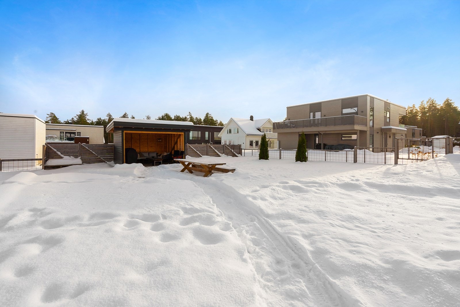 Det gjøres oppmerksom på at den oppførte hagestuen ikke er byggesøkt eller godkjent av kommunen. Galleribilde