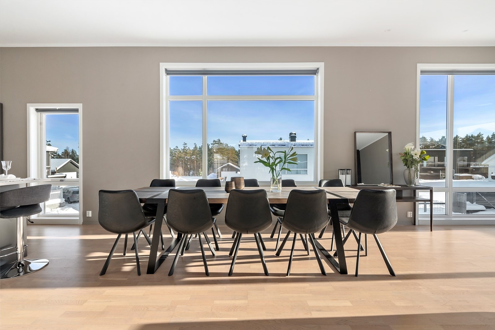 Rommets åpne utforming gir gode møbleringsmuligheter, med plass til både en stor sofagruppe og personlige interiørvalg. Galleribilde