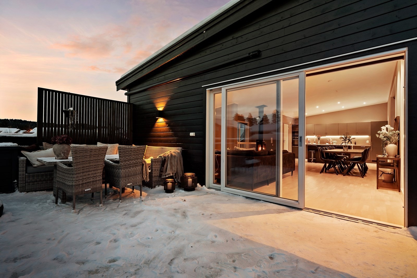 Tiltalende og moderne familiebolig med 3 sov - Bad og vaskerom- Garasje - Stor hage og uteplass - Barnevennlig boområde! Galleribilde