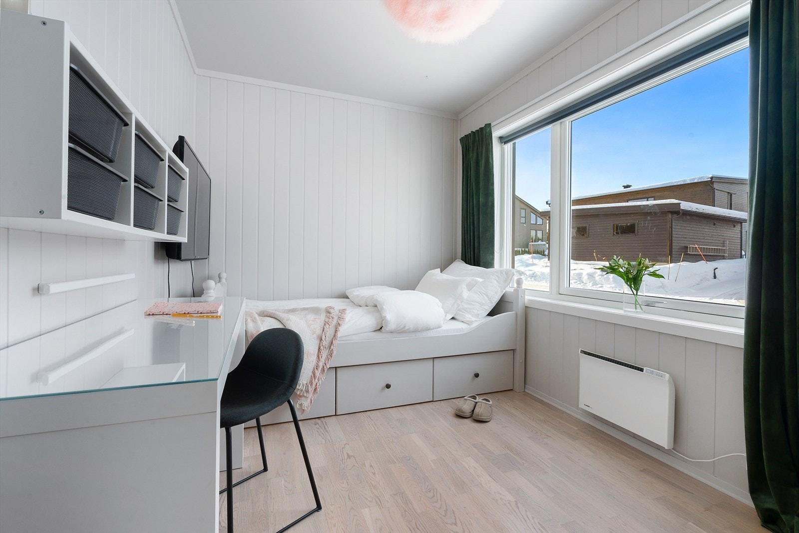 De to andre soverommene, har gode lysforhold med plass til oppbevaringsløsning, god plass til seng og utstråler en behagelig atmosfære for avslapning og hvile. Galleribilde