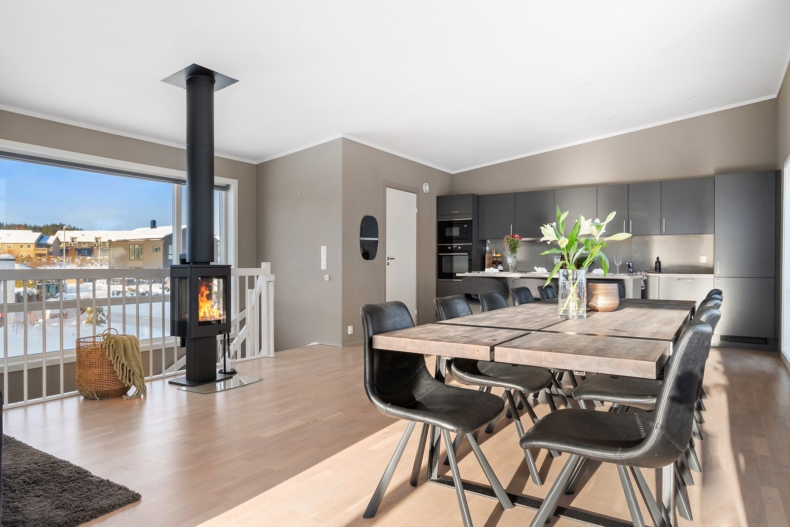 De store vindusflatene, slipper inn rikelig med dagslys og skaper en fantastisk romfølelse i kombinasjon med god takhøyde. Galleribilde