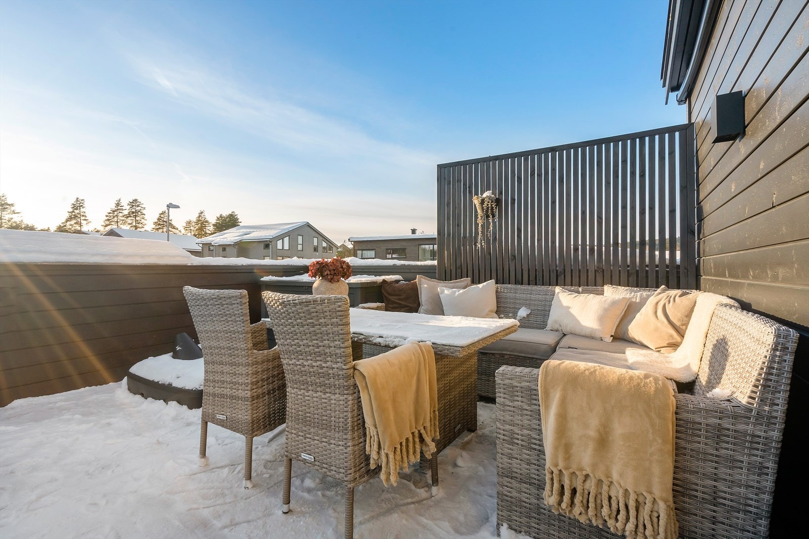 Her ligger alt til rette for både avslapping og sosiale sammenkomster, med en sømløs overgang mellom inne og ute. Galleribilde