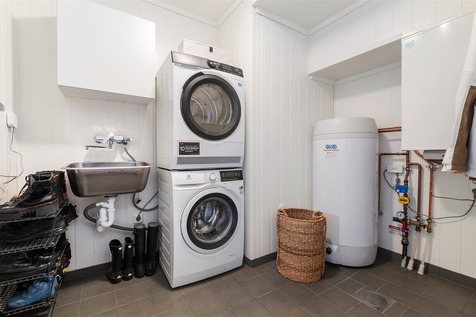 Fra entréen er det praktisk direkte adkomst til vaskerom/teknisk rom. Boligen har et praktisk innredet vaskerom. Vaskerommet har skyllekum, samt opplegg for både vaskemaskin og tørketrommel. Galleribilde