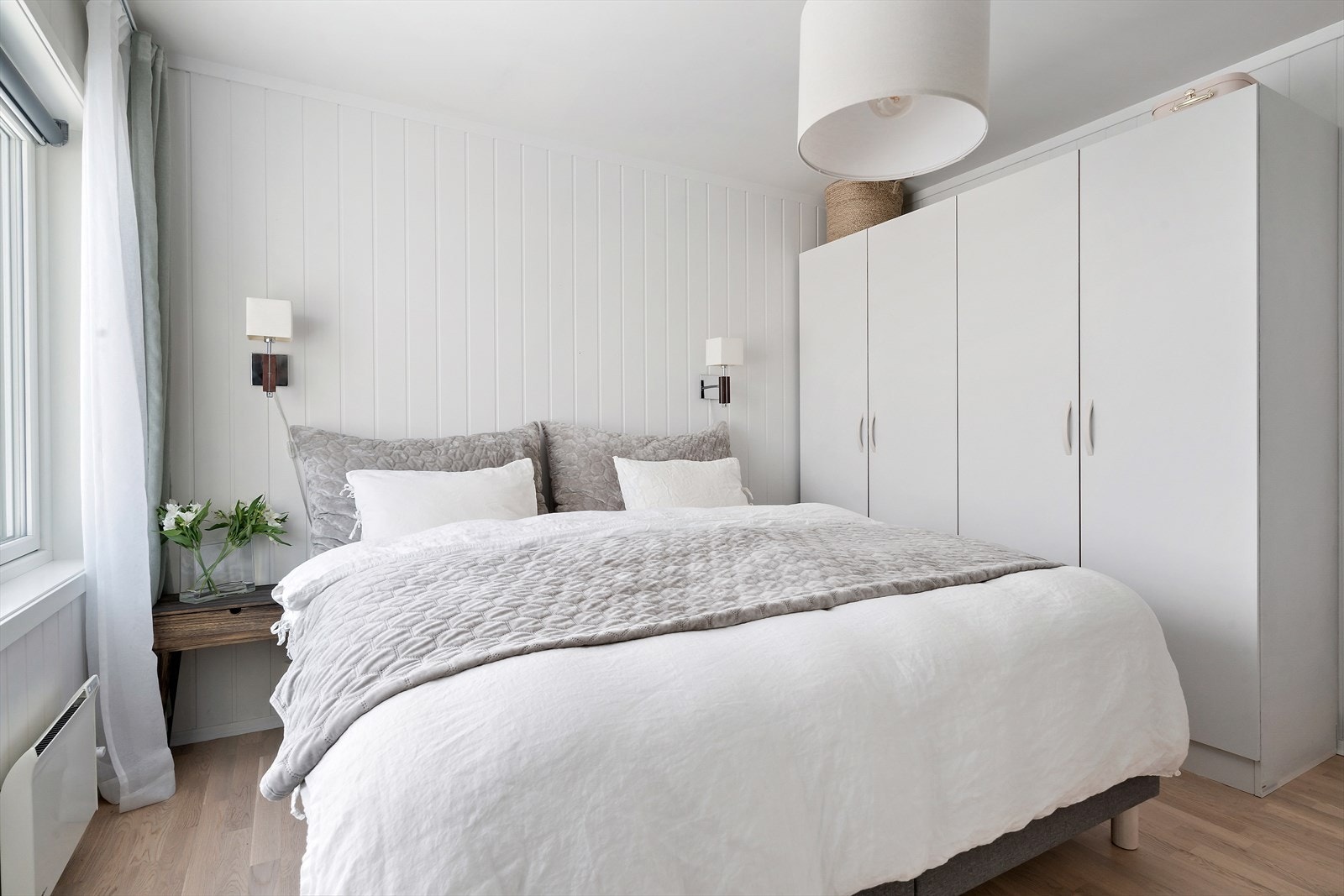 Hovedsoverommet har god plass til dobbeltseng med tilhørende nattbord og garderobeløsning. Galleribilde