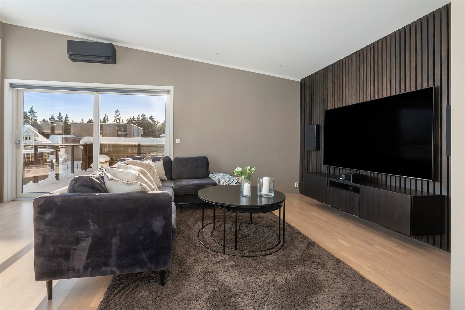 Boligen holder en gjennomgående god og nyere standard på materialvalg og utførelse og har et tidsriktig og moderne uttrykk. Galleribilde