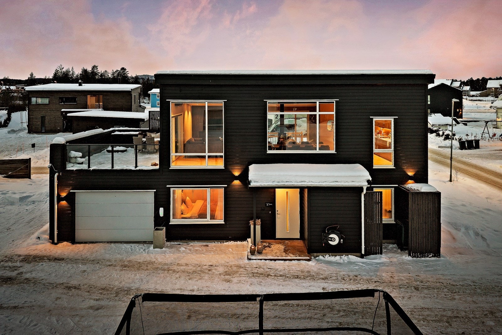 Boligen har en gjennomtenkt og velfungerende planløsning som går over to plan med blant annet 3 soverom, bad, vaskerom og en stor stue med åpen løsning mot kjøkkenet. Galleribilde