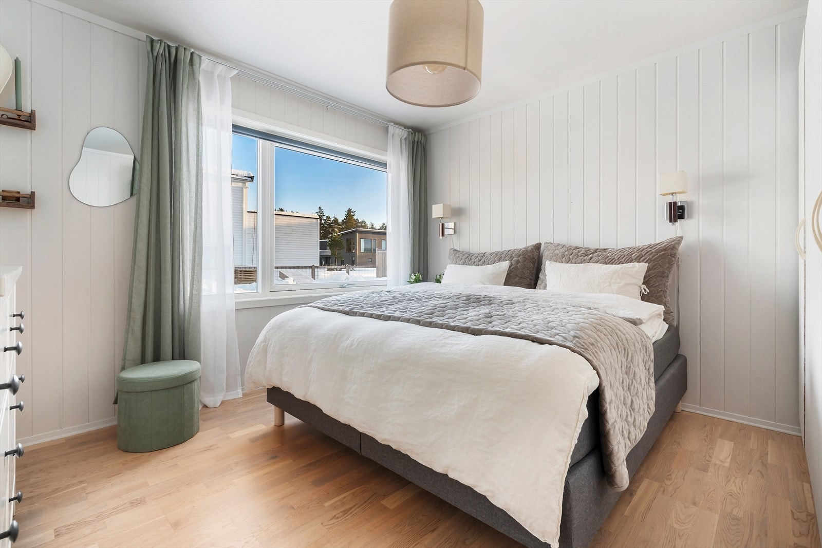 Boligen har en familievennlig løsning med tre soverom samlet i 1.etasje. Galleribilde