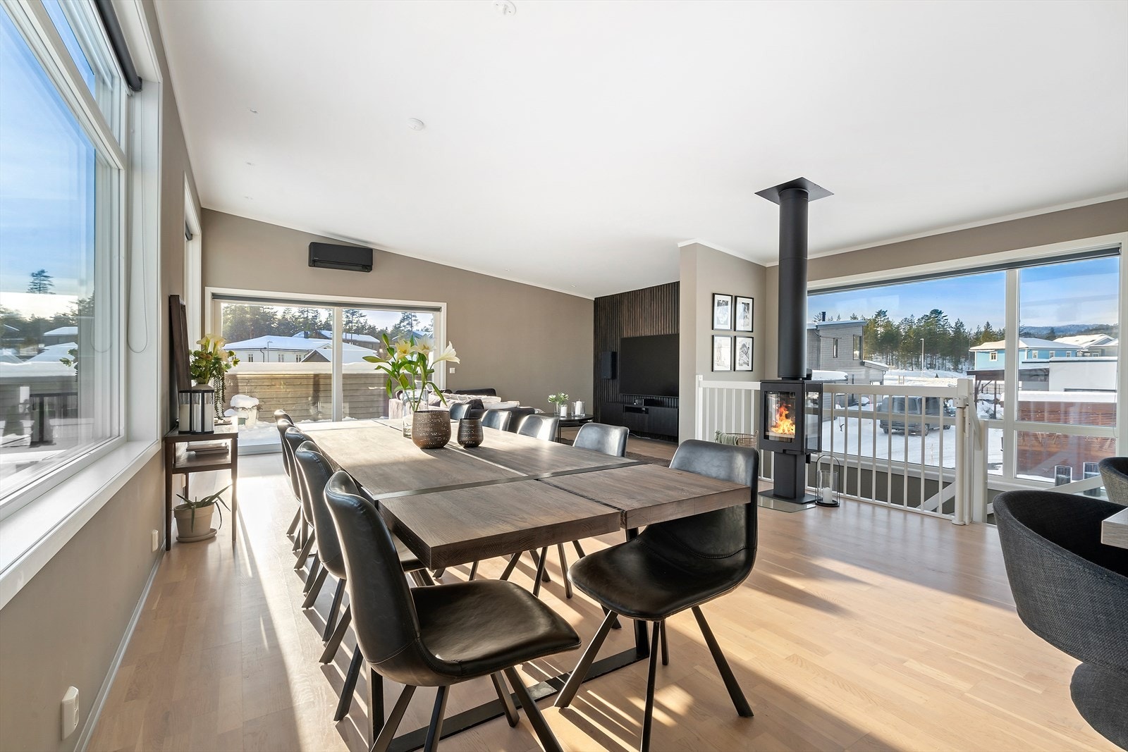 Downlights med dimme funksjon med "dim to warm" funksjon som sørger for den rette stemningen gjennom hele døgnet - enten du ønsker et mykt kveldslys eller godt arbeidslys. Galleribilde