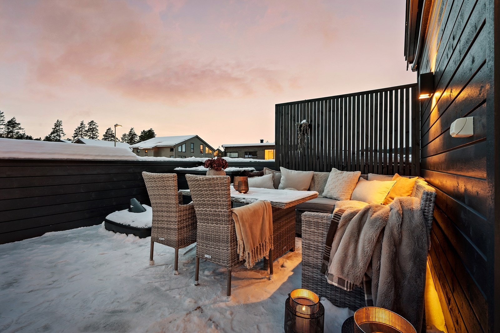 Kveldsstemning ute på terrassen. Galleribilde