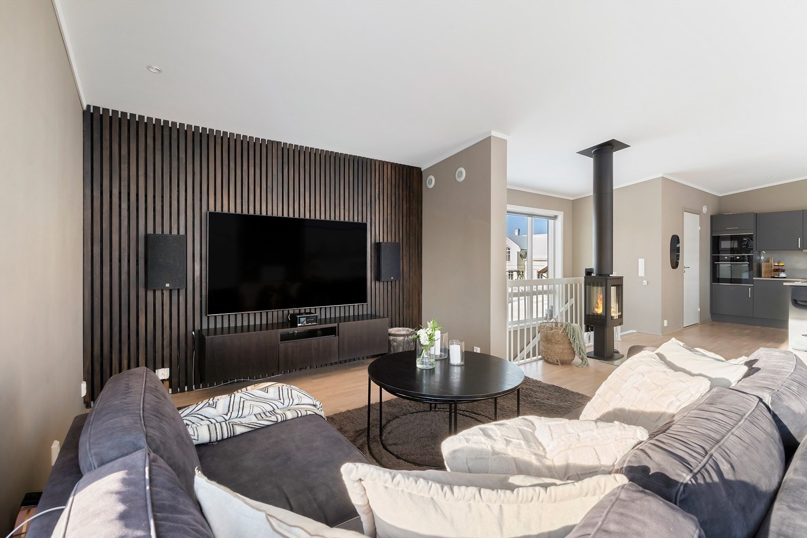 Tv-en er plassert på en moderne spilevegg, spilene skaper en moderne kontrast til rommet. Galleribilde