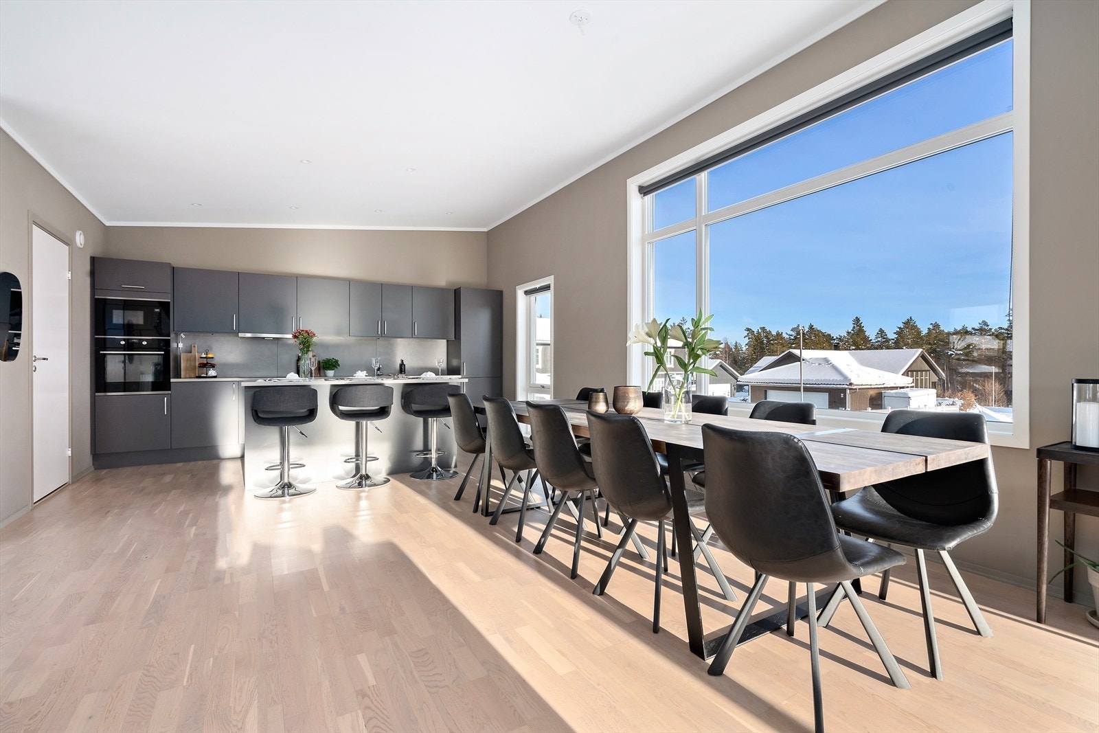 Stuen oppleves som lys men samtidig et hyggelig og varmt allrom med en god planløsning som passer fint for familien. Galleribilde