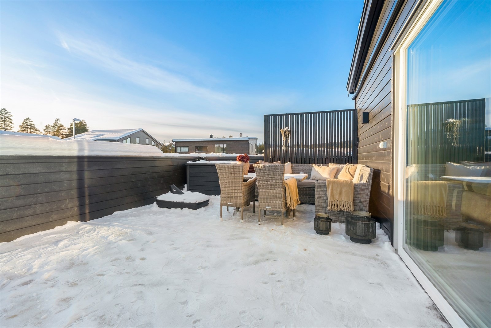 Fra stuen er det direkte utgang til boligens romslige uteområde. Galleribilde