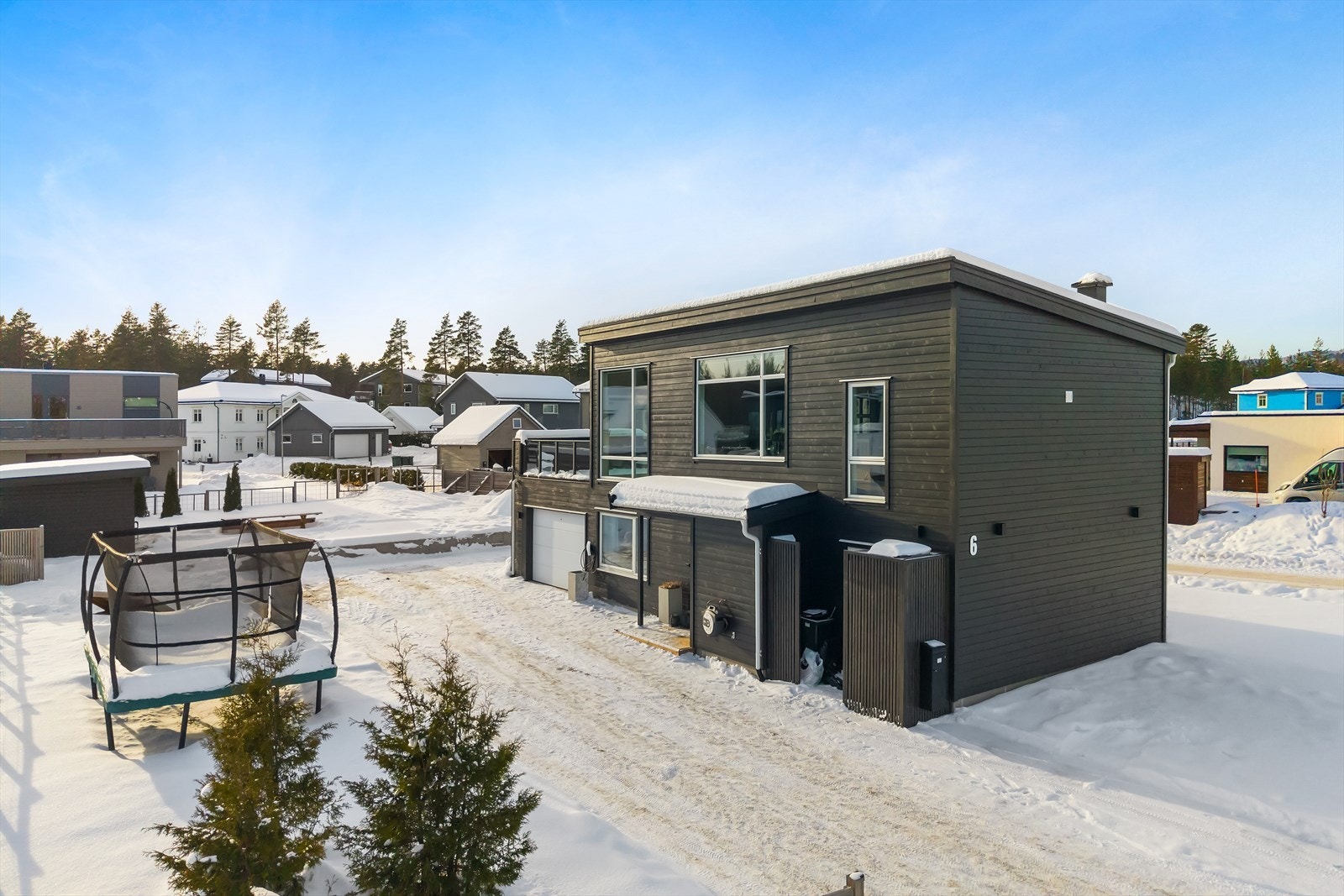 Eiendommen har en svært god intern beliggenhet på Ormåsen rett i nærheten av marka. Galleribilde