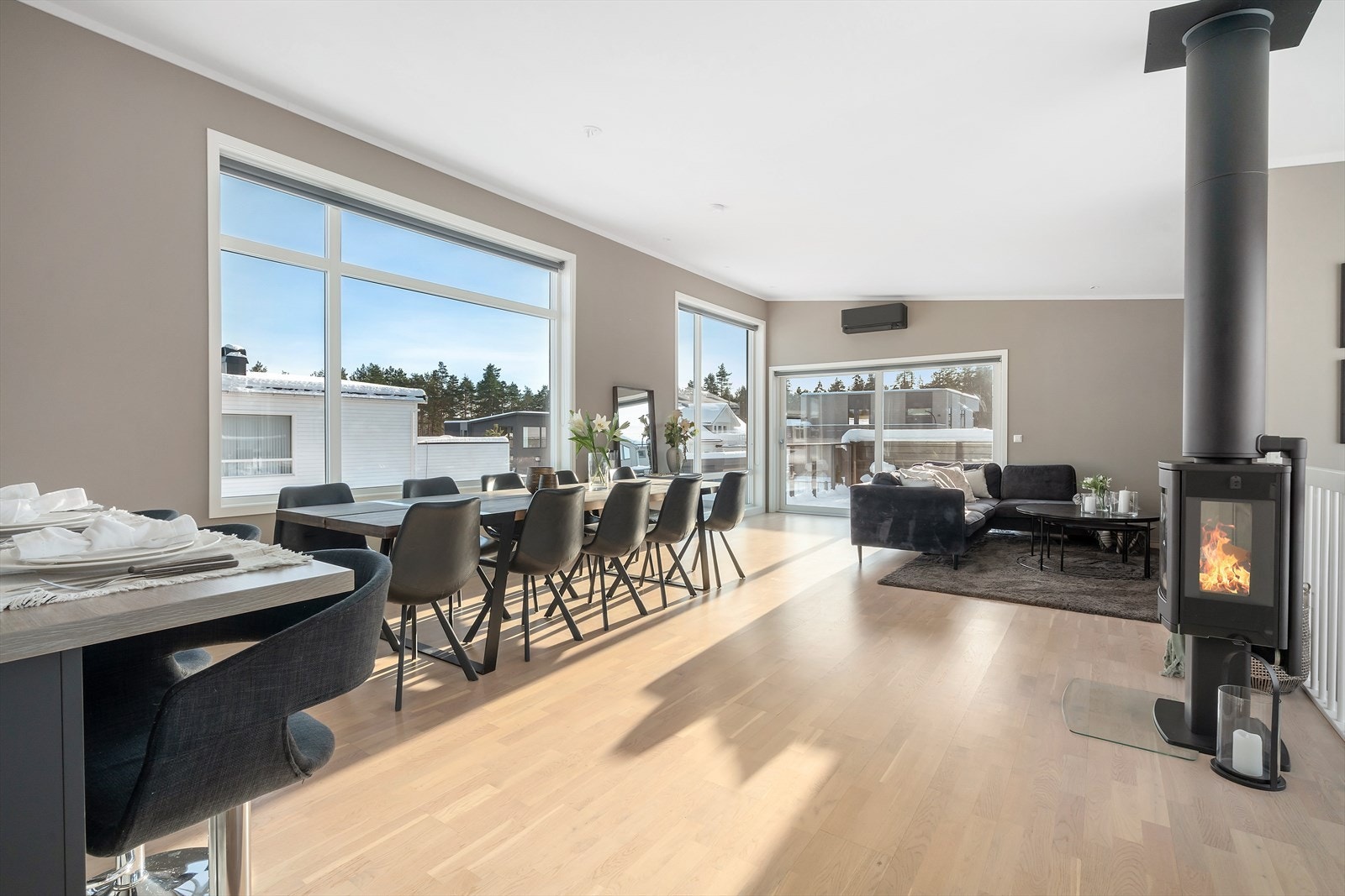 Stuen er et imponerende rom som kombinerer stilren eleganse med funksjonelle kvaliteter med parkett på gulv og slette vegger malt i et lyst fargepallett. Galleribilde