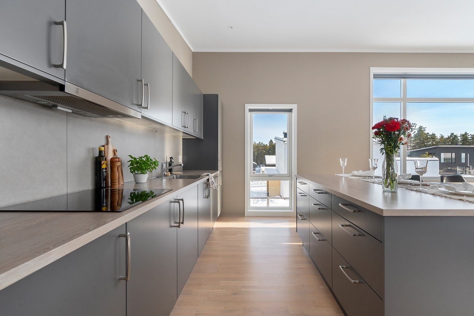 Kjøkkenet er utstyrt med kjøl/fryseskap, oppvaskmaskin, komfyr, induksjonstopp, mikrobølgeovn, vannstoppsystem og komfyrvakt. Galleribilde