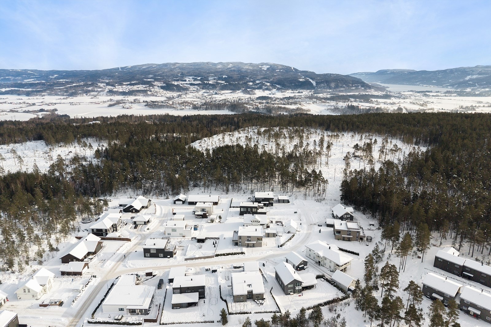 Området er meget barnevennlig og har trygg gangavstand til barneskole og barnehage, store friarealer og med marka som nærmeste nabo. Galleribilde
