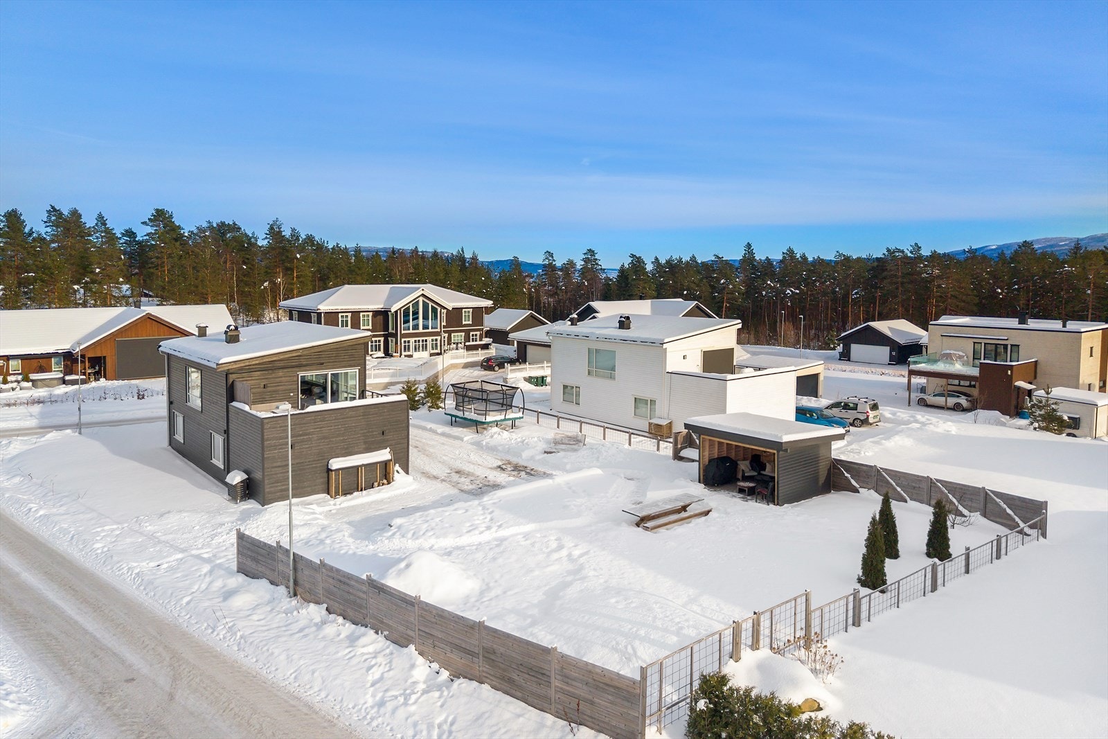 Stor hage og uteplasser med oppført hagestue på terreng. Galleribilde