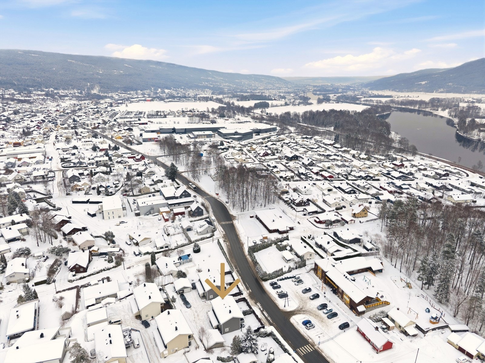 Det er også bussholdeplass langs Gamle riksvei, like ved boligen. Galleribilde