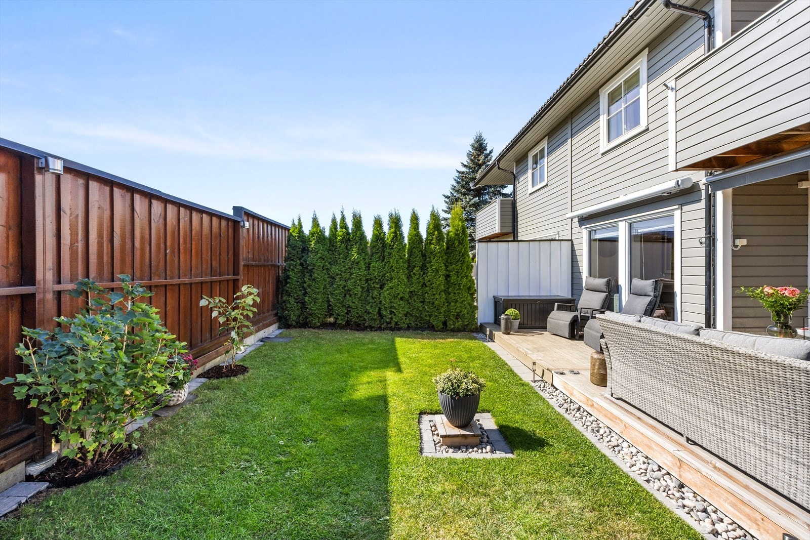 Flott hage med boltreplass for store og små Galleribilde