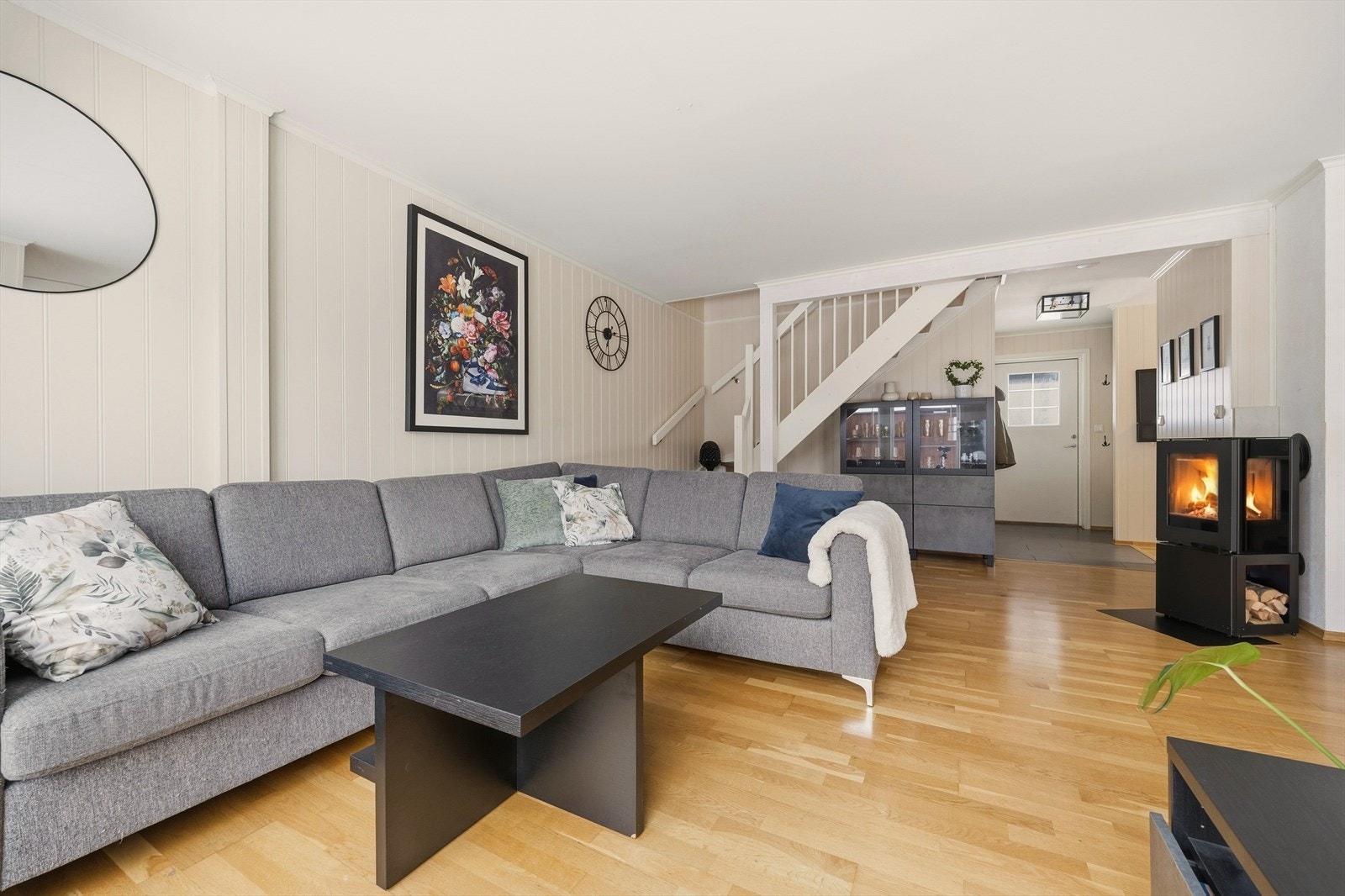 Det er montert vedovn i 2024 som bidrar til en lun atmosfære Galleribilde