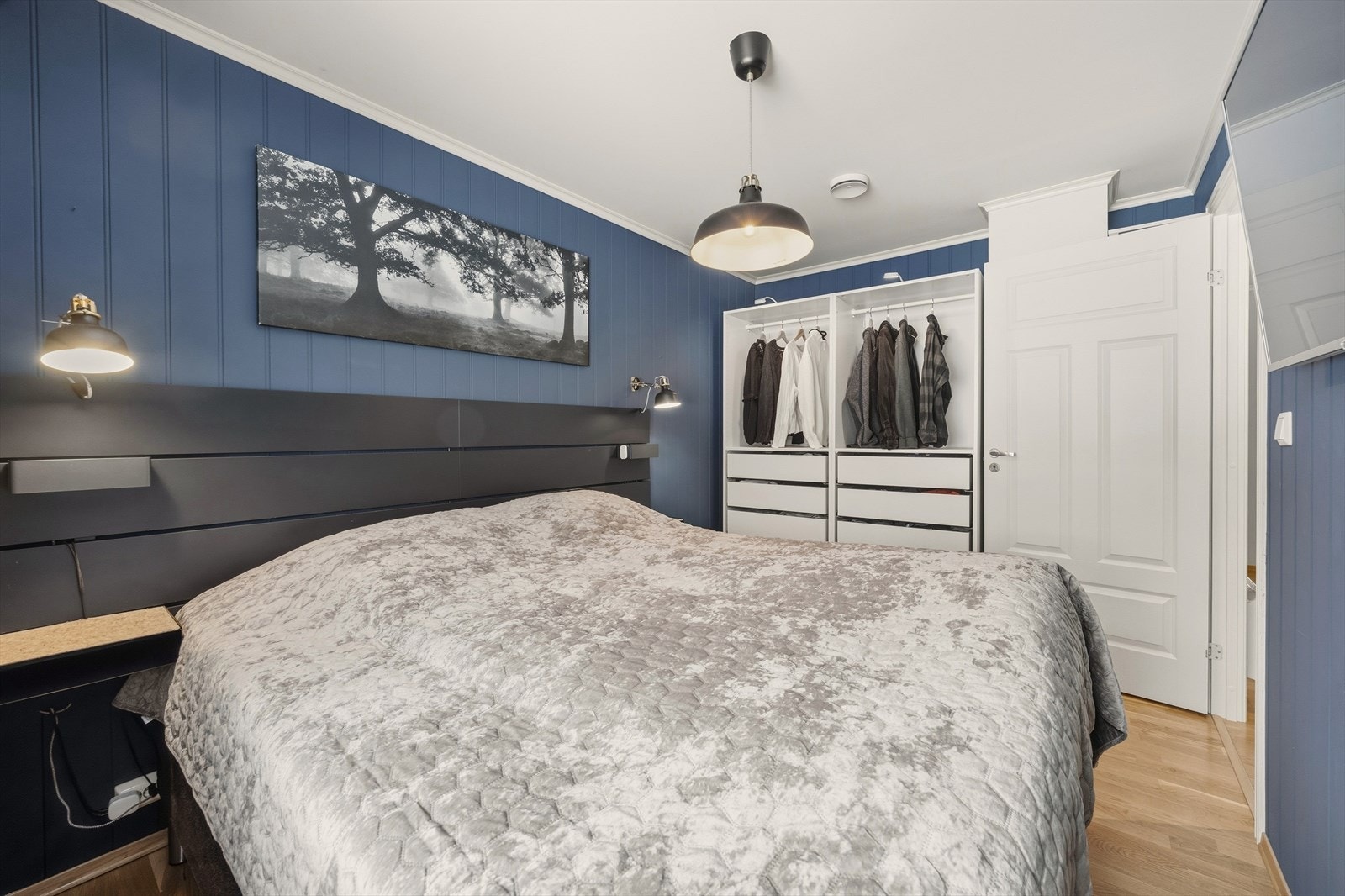 Soverommet gir god plass for dobbeltseng, nattbord og garderobeskap Galleribilde