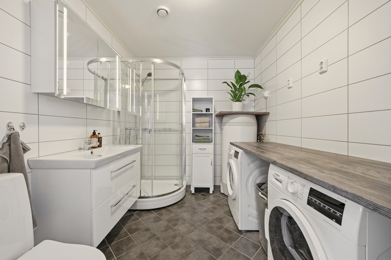 Romslig bad med flislagte overflater og varmekabler i gulv Galleribilde