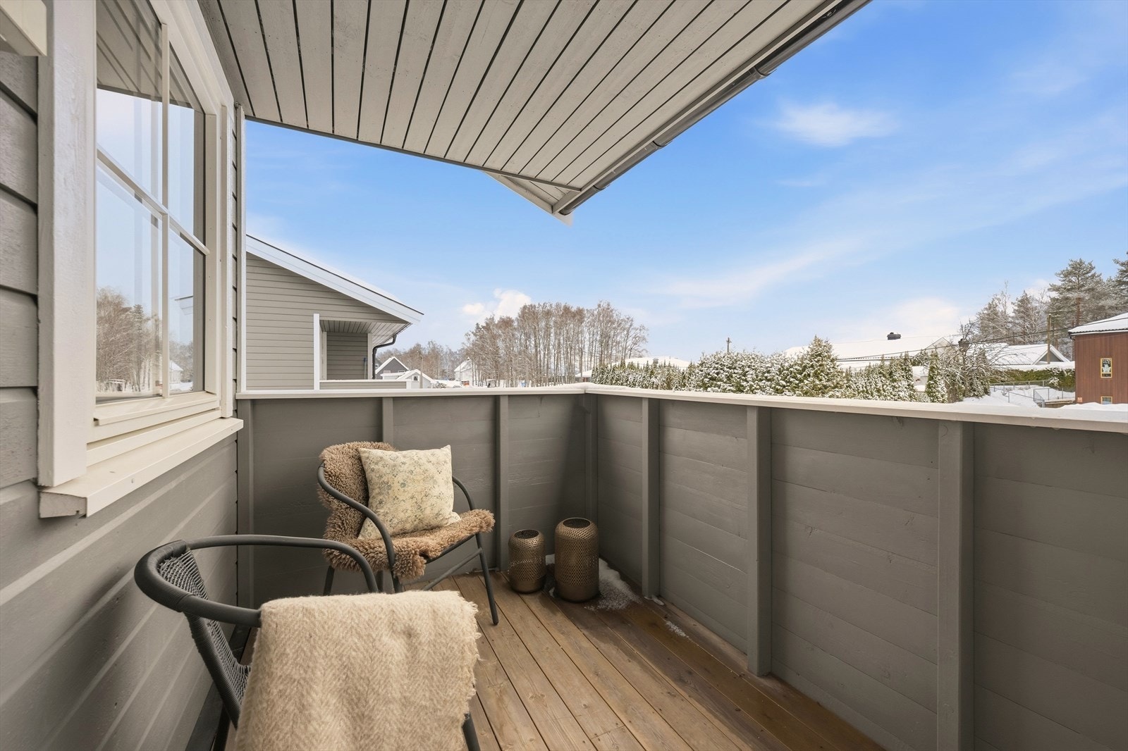Adkomst til fin veranda på ca. 5 kvm fra stuen Galleribilde