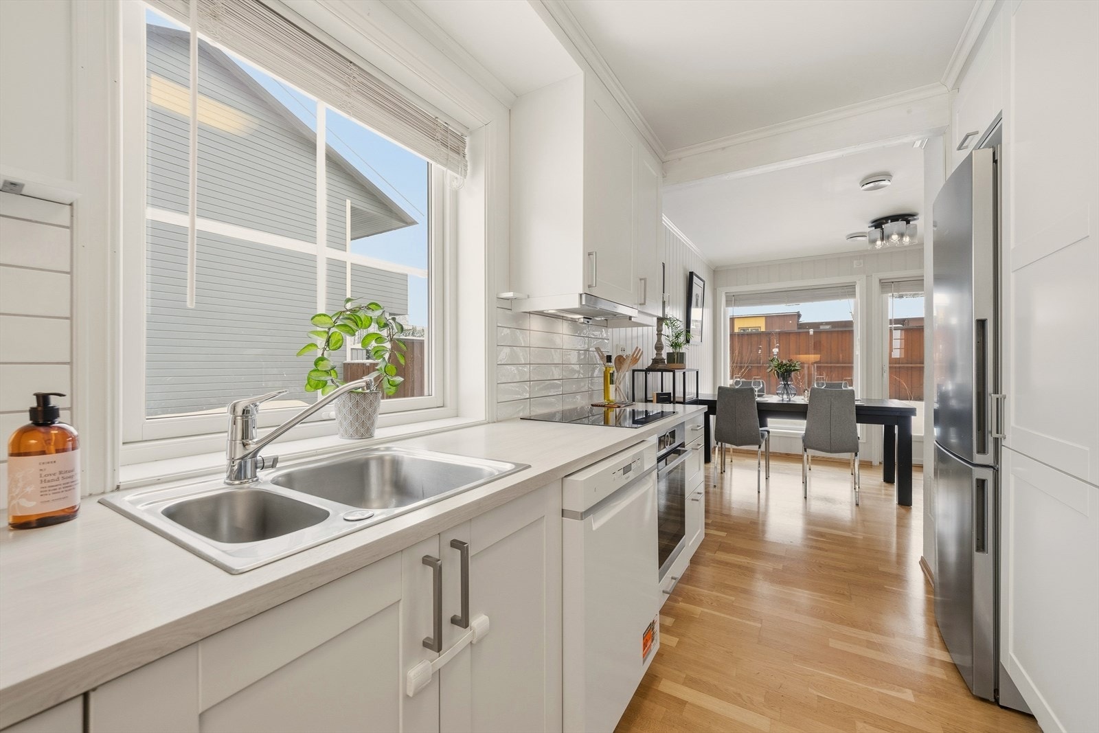 Kjøkkenet har god oppbevaringsplass i skap og skuffer Galleribilde