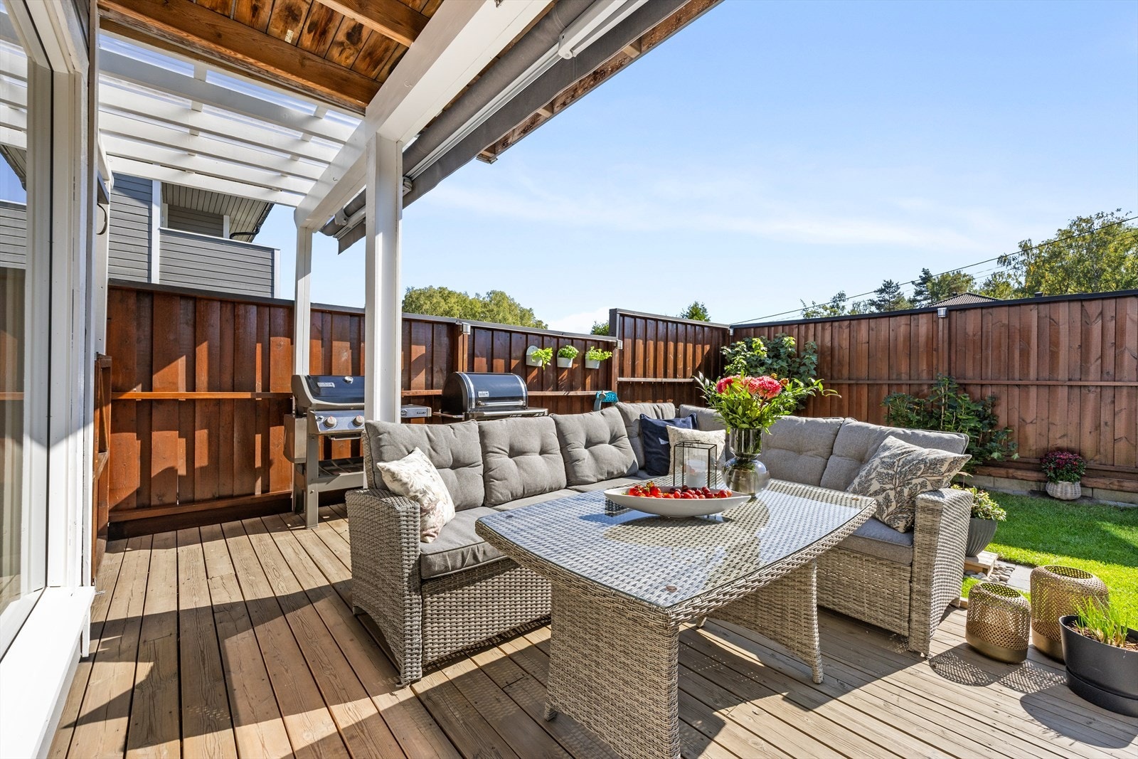 Uteplassen er lun og skjermet Galleribilde