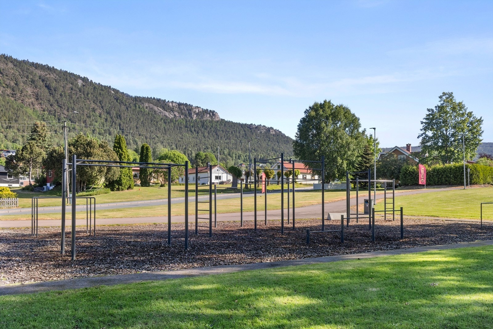 Like ved Extra butikken ligger det flotte grøntarealer med balløkke, huskestativ og stativer for egenvektstrening Galleribilde