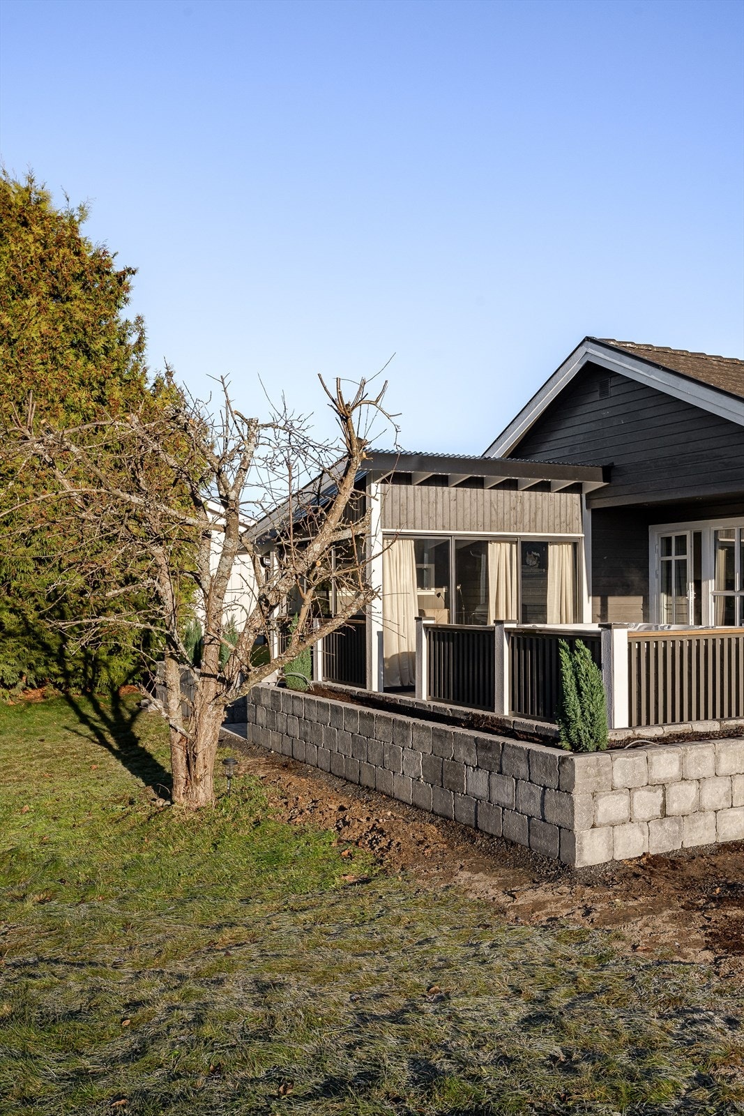 Flotte bed rundt terrassen bygd med belegningsstein. Galleribilde