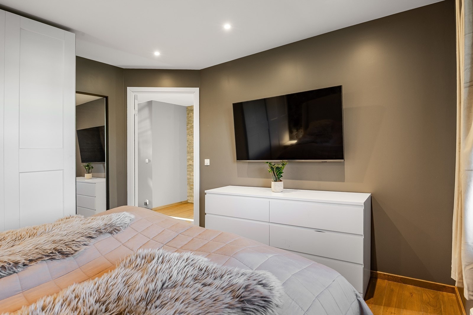 Romslig og fint soverom hvor du også kan ha TV. Galleribilde