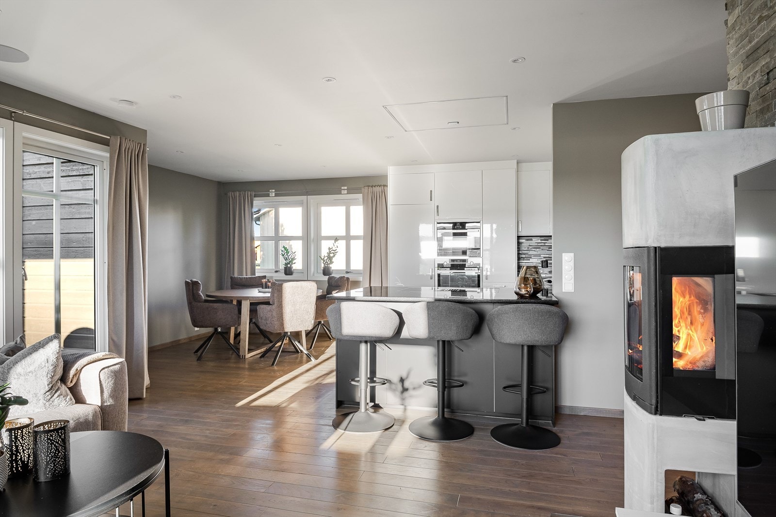 Lager du mat kan du samtidig snakke med gjestene, enten de sitter i sofaen, ved benken eller spisebordet. Galleribilde