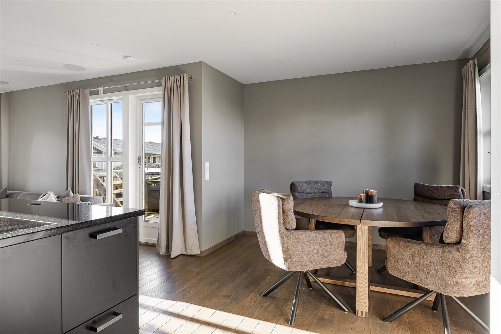 En fin krok med plass til spisebord i naturlig tilknytning til kjøkkenet. Galleribilde