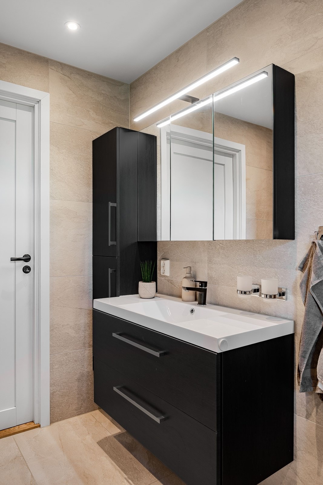 Servantinnredning med god plass i både skuffer, høyskap og speilskap. Galleribilde