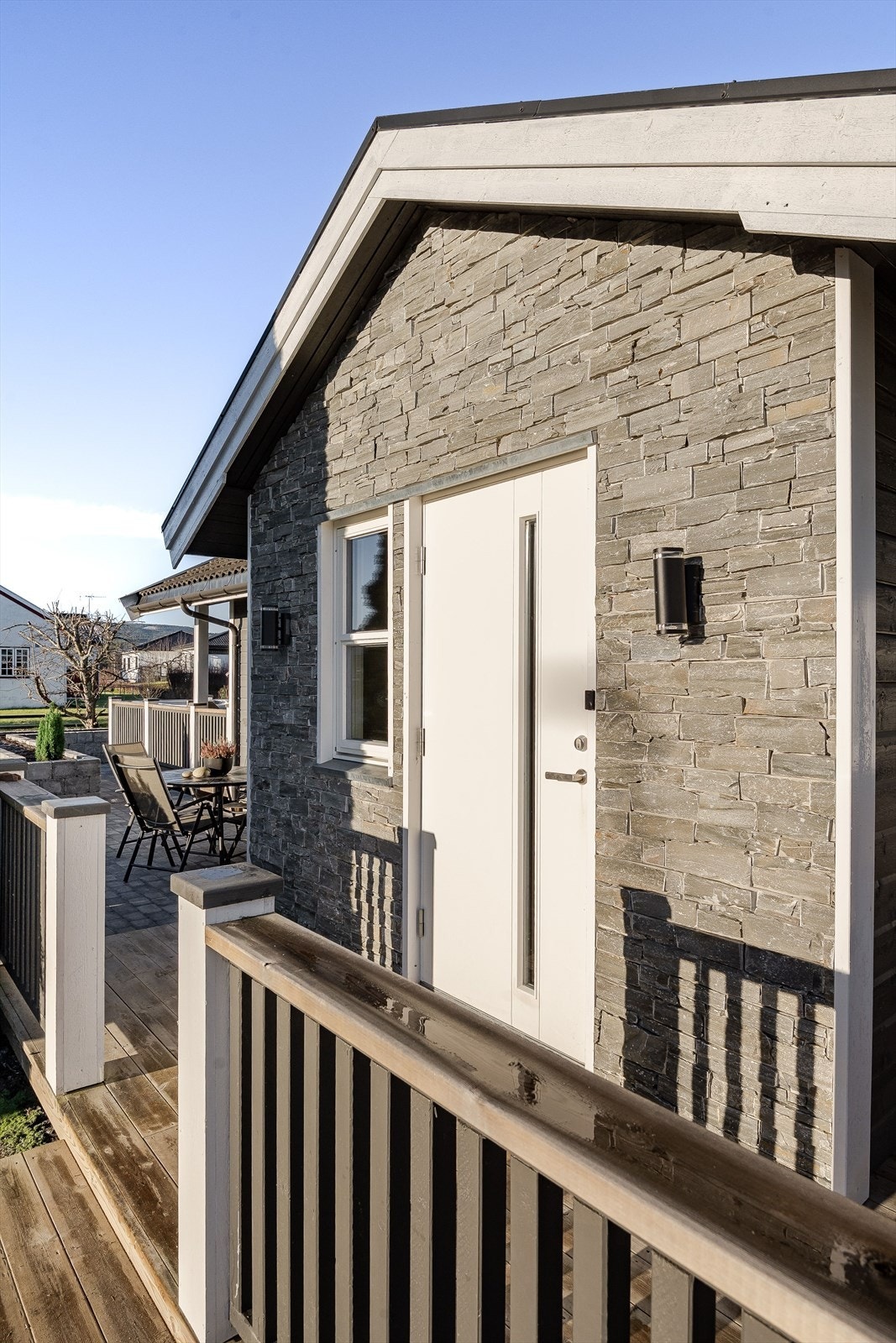 Stilig skiferstein på fasaden ved inngangspartiet. Galleribilde