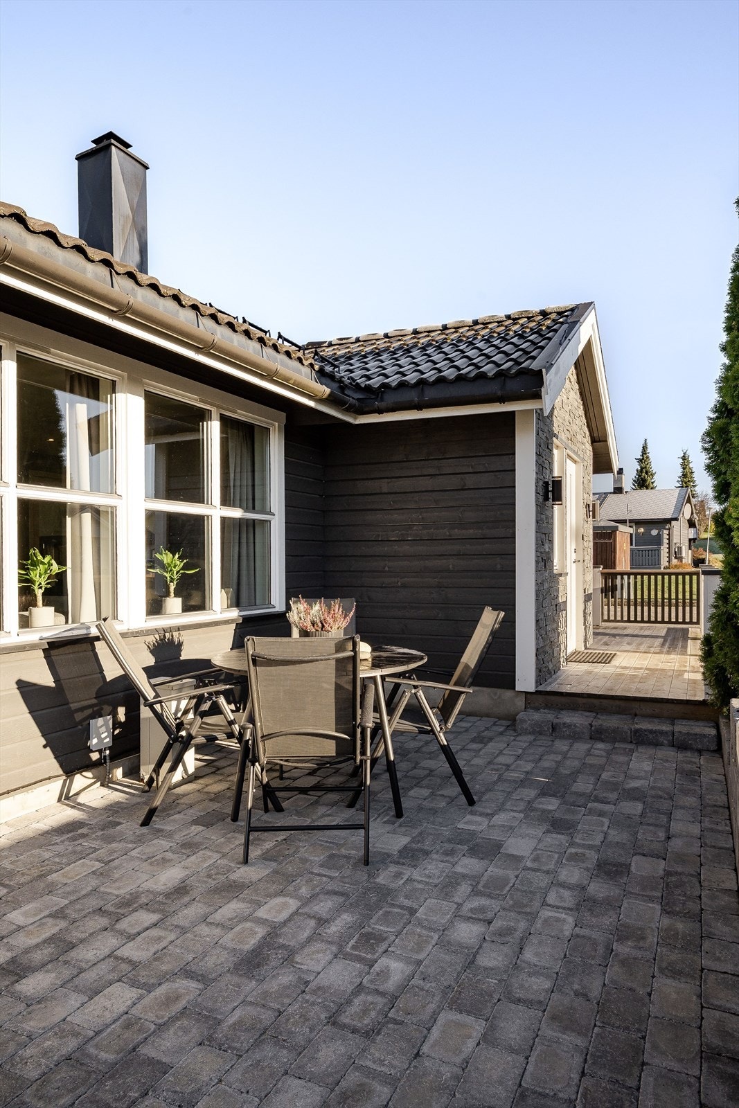 Uteområdet har en steinlagt uteplass utenfor stuen. Galleribilde