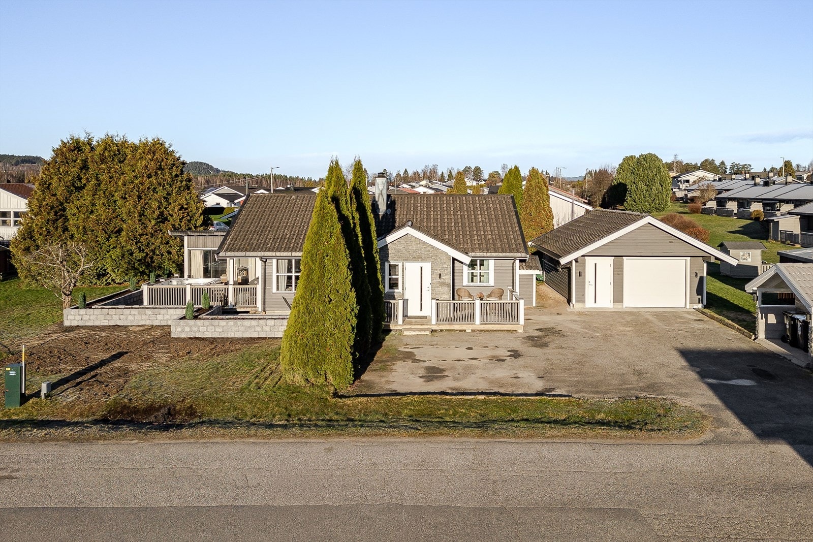 Eiendommen ligger fint til på boligfeltet i et hyggelig nabolag. Galleribilde