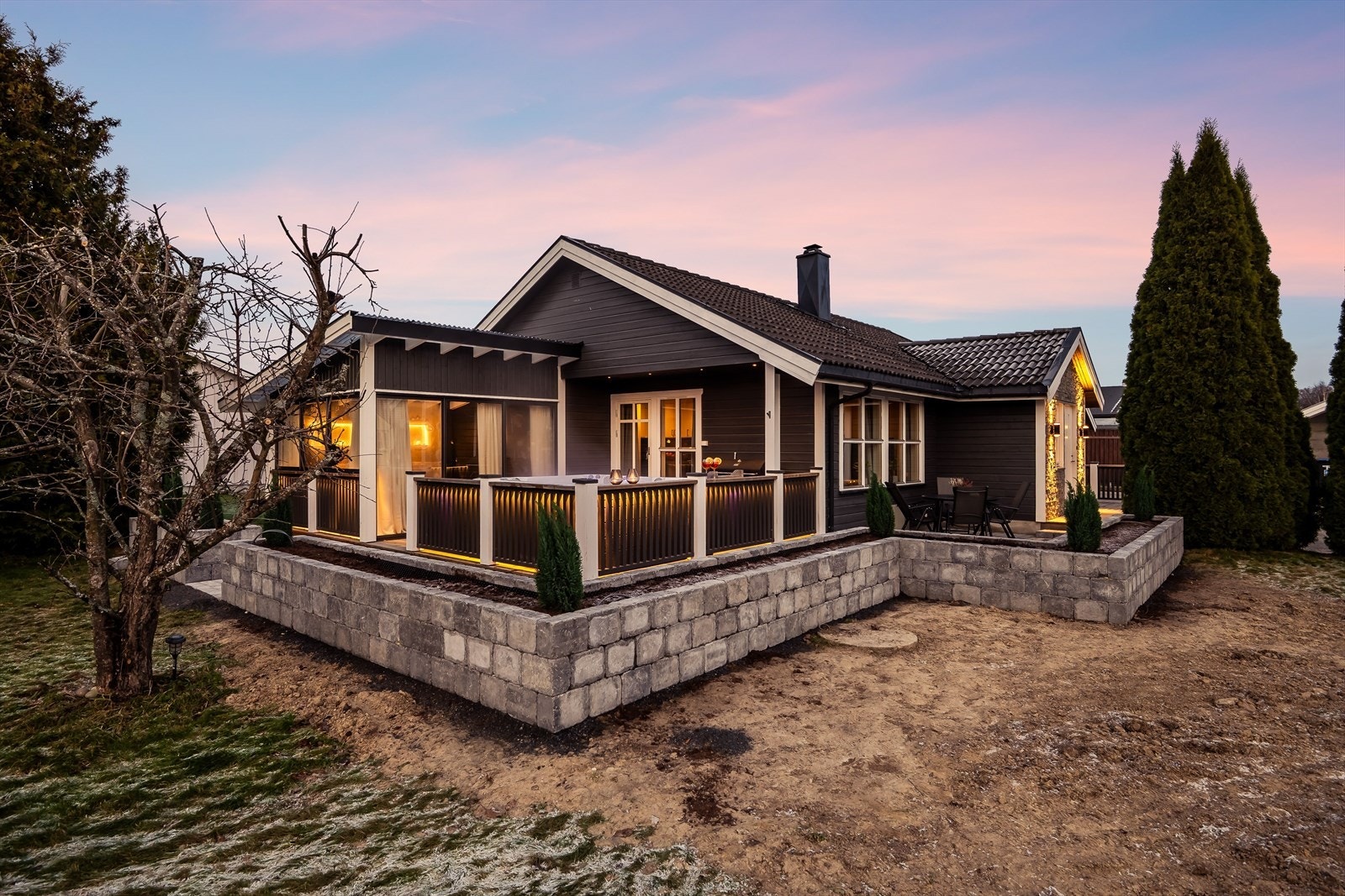 Terrasse og innglasset veranda bygget i 2025. Galleribilde