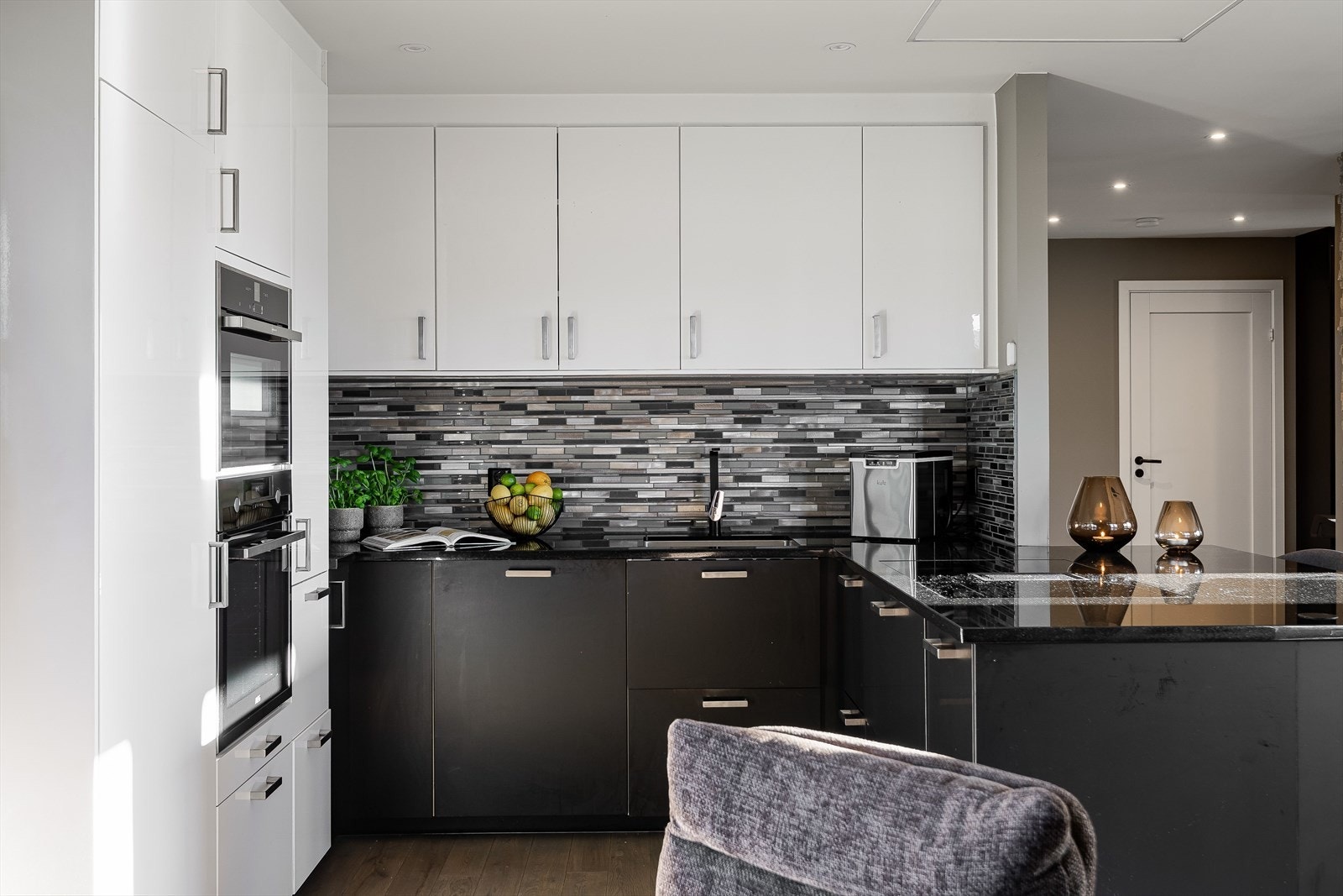 Integrerte hvitevarer som stekeovn, dampmikro, platetopp, kjøleskap og oppvaskmaskin gir et rent og ryddig uttrykk. Galleribilde