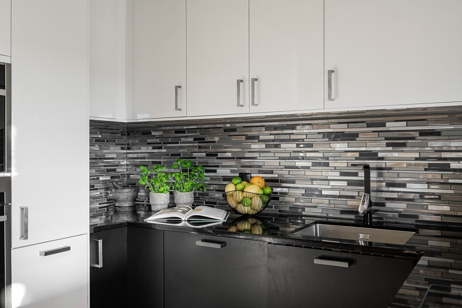 Mosaikkfliser i benkeryggen er både pent og praktisk for rengjøring. Galleribilde