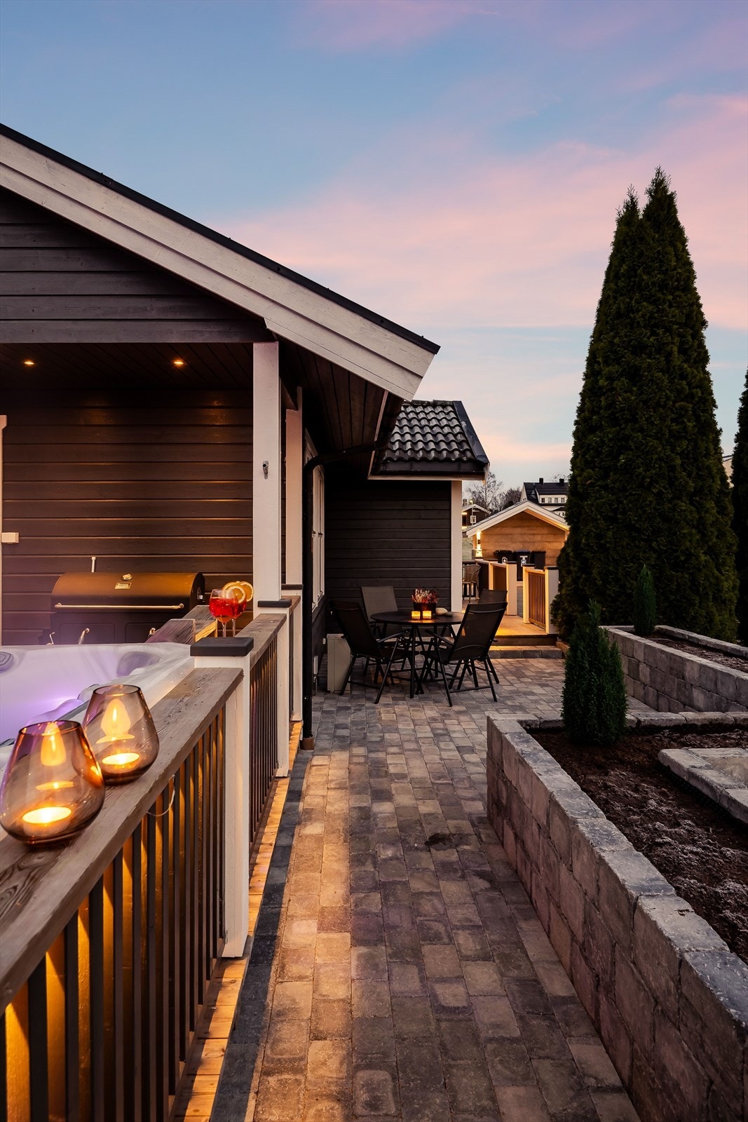 Pen og steinbelagt gangvei mellom uteplassene. Galleribilde