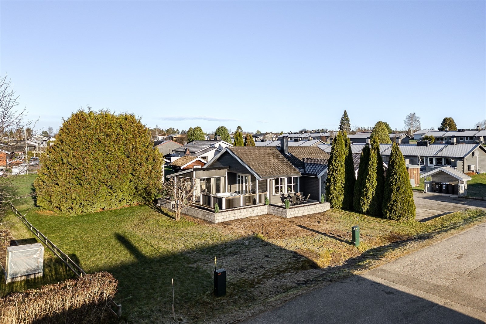 Solrik hage med plen og hekk på to sider. Galleribilde