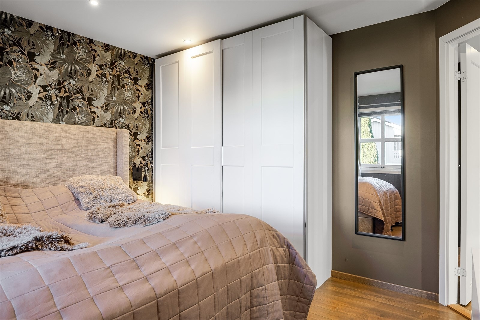 Skyvedørsgarderobe med god oppbevaring. Galleribilde