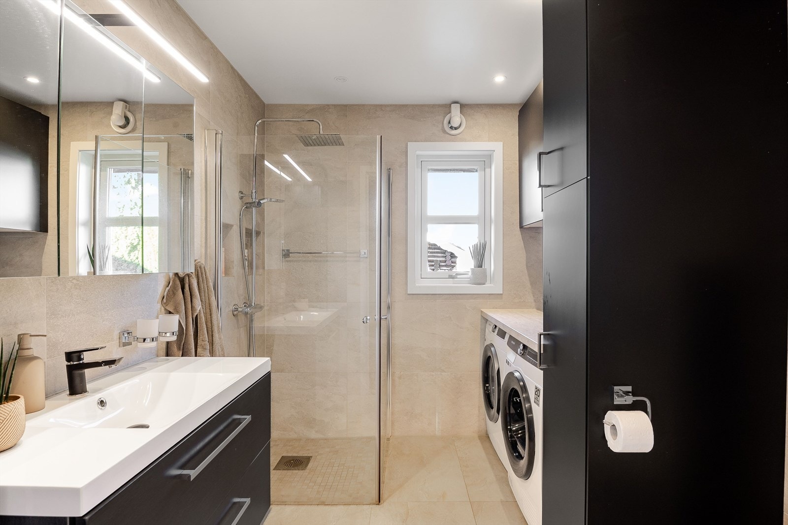 Badet ble renovert i 2024. Det er flislagt og har varmekabler i gulvet. Galleribilde