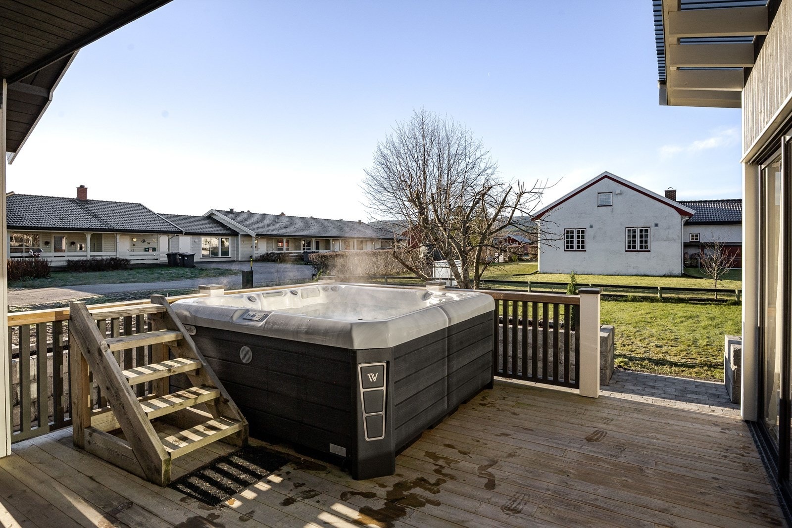 Gode solforhold og uteplasser for både store og små. Direkte adkomst til hagen. Galleribilde